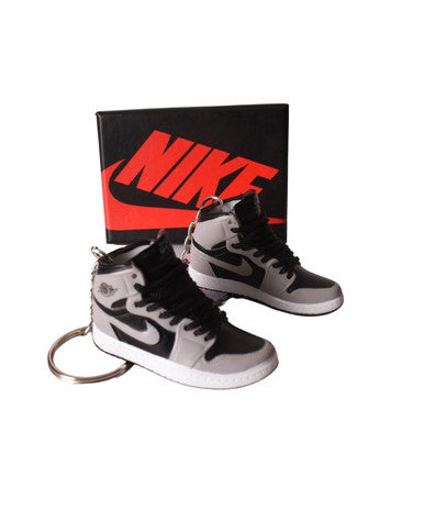 PORTE-CLES MINI SNEAKERS J1 GRIS/NOIR (EXCLUSIVITÉ : BOÎTE + 2 PORTE-CLÉS) - Cashville